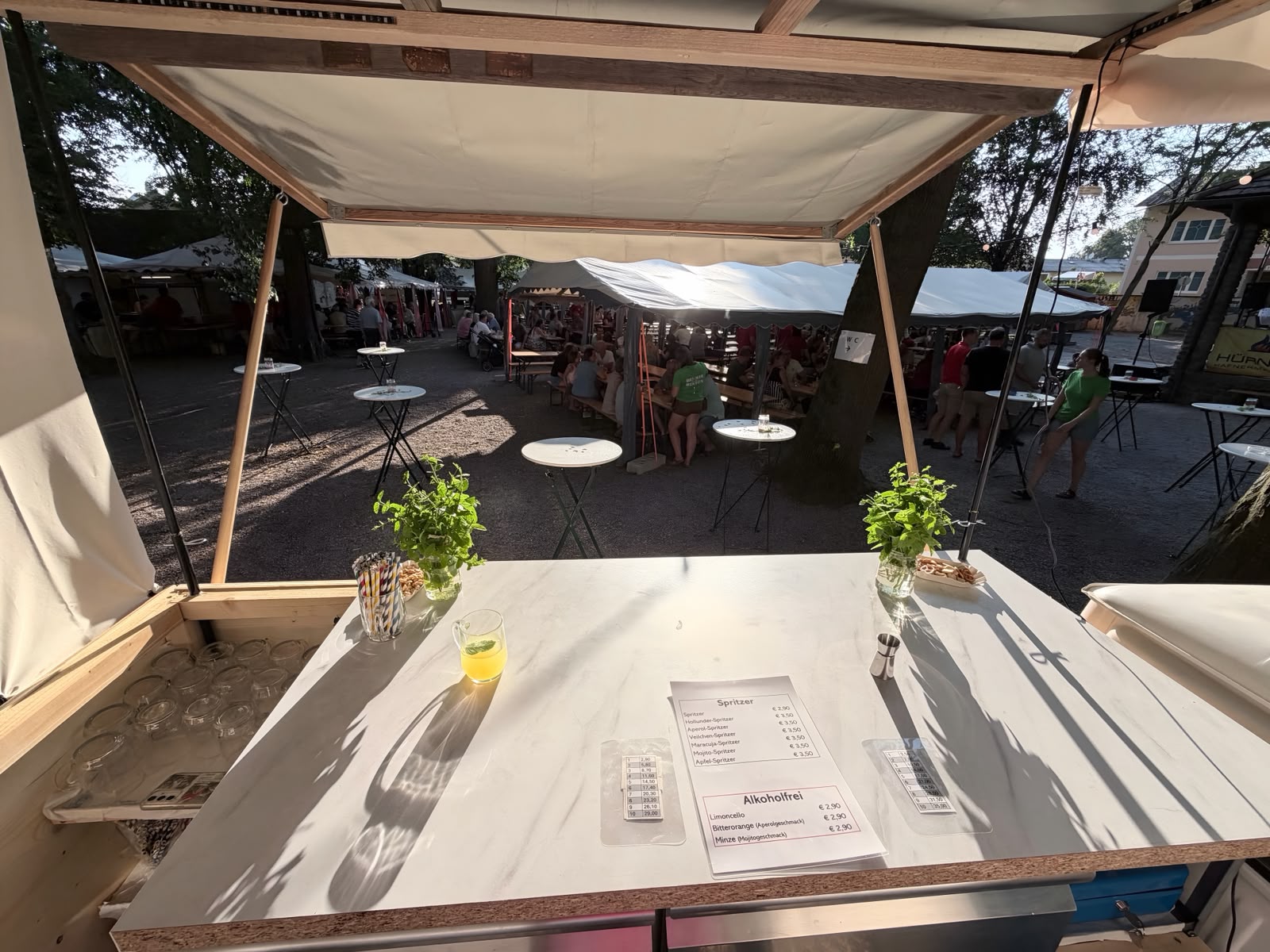 die Bar Ape hinter der Schenke